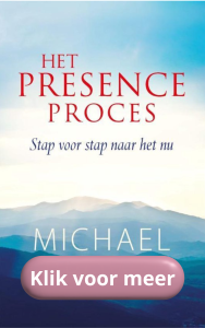 Boekomslag The Presence Proces. Blauw witten met berg als achtergrond. rode letters